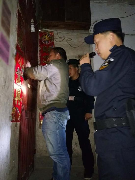 清镇粗心妈妈误将幼女锁家中 民警全城寻开锁师傅开门