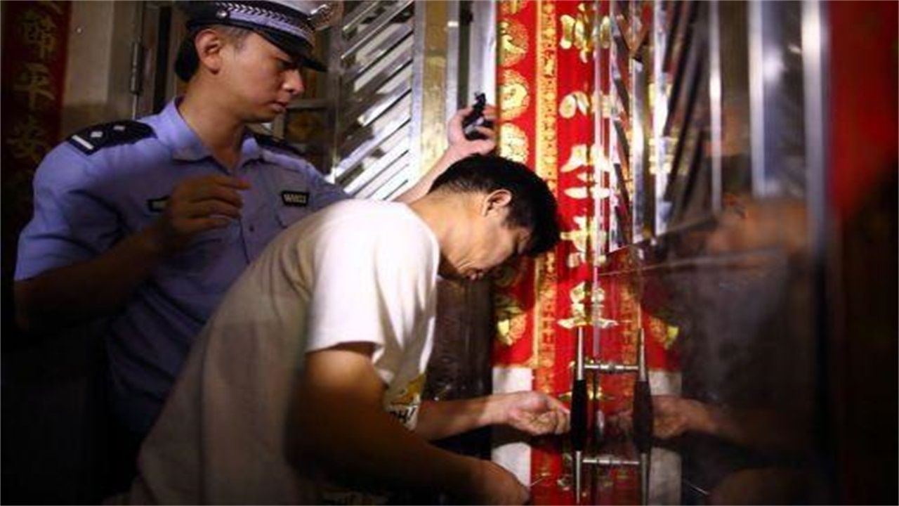 清镇请开锁师傅开了锁后，师傅为什么一般都不进门，就算主人请也不进去？